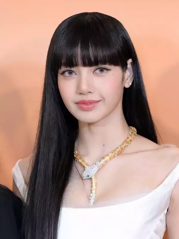 BLACKPINKリサ、タイト衣装で美ボディライン際立つ「スタイルが神」「絵になる」の声