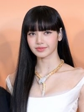 BLACKPINKリサ、タイト衣装で美ボディライン際立つ「スタイルが神」「絵になる」の声