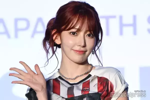 LE SSERAFIMサクラ、へそ出し＆ショーパンタイツコーデ披露「理想のスタイル」「街並みともバッチリ似合ってる」の声