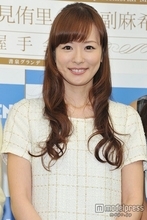 皆藤愛子、濃紺ノースリワンピ姿「透明感半端ない」「美肌」と反響