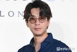 「三浦翔平、サングラスでオーラ放つ「ホノルルトライアスロン」トレーニング期間は合宿1週間【ジョー マローン ロンドン】」の画像1
