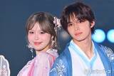 「「今日好き」今井暖大＆おさき、姉弟仲良く背中合わせで密着「織姫と彦星みたい」「リンクコーデかわいい」【関コレ2026A/W】」の画像1