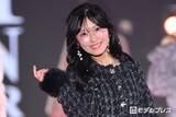 「AKB48佐藤綺星、“美太もも”際立つ黒ツイードの上品ルック着こなし【関コレ2026A/W】」の画像1
