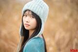 「日向坂46上村ひなの、ニット帽×手袋姿で儚げな表情 グループでの7年間振り返る【モデルプレス独占カットあり】」の画像1