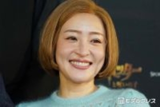 大沢あかね、大胆背中開きワンピショット公開「大人の色気が溢れてる」「セクシー」と反響