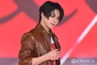 岩瀬洋志、唇拭うセクシー仕草にキュン ロングコートで抜群スタイル際立つ 【ガルアワ2026SS】