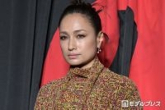 2児の母・佐田真由美、美脚際立つミニ丈コーデ披露「おしゃれすぎる」「大人の魅力」の声