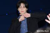 「中島健人、共演女優2人をエスコート 手差し伸べ黄色い歓声上がる【ラブ≠コメディ】」の画像1