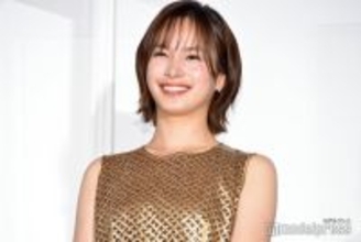 関水渚、花柄ノースリワンピで二の腕スラリ「ザ・ロイヤルファミリー」オフショに「上品で華やか」「着こなせるのすごい」と反響