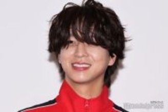 timelesz寺西拓人、前髪あり×赤ジャージ姿で“天才起業家ビジュ”を再現 スマホなしで暮らせるのは「1日が限界」【迷宮のしおり】