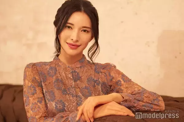 “世界一のグラビア雑誌”表紙も飾った4児のママ・紗世、柔道黒帯の腕前を披露