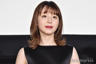 平野綾、美背中大胆披露のドレス姿で38歳誕生日報告「視線が奪われる」「うっとりするほど綺麗」の声