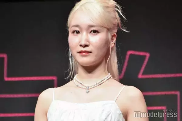 シンガーソングライター乃紫（のあ）、ミニスカ×ハイソックスで美脚全開「脚長すぎ」「スタイル反則級」と騒然