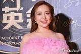 「平原綾香、スラリ美脚のぞくスリットスカート姿で“駆け出しポーズ”「脚めちゃくちゃ綺麗」「スタイル抜群」と反響」の画像1
