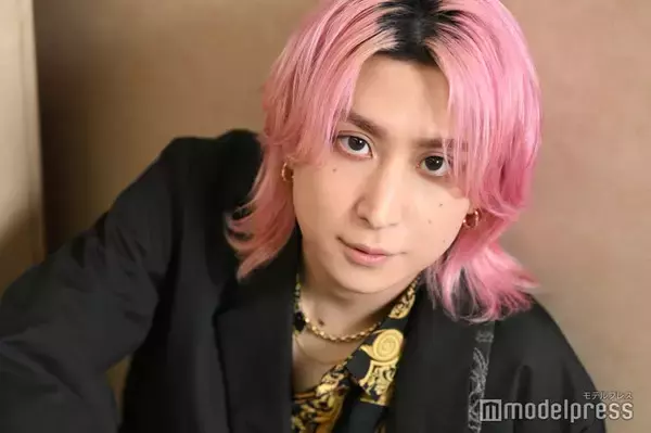 Snow Man佐久間大介「もっと演技が上手くなりたい」ひたむきな向上心から明かした本音 グループ活動と重なる座長像とは【「スペシャルズ」インタビュー前編】