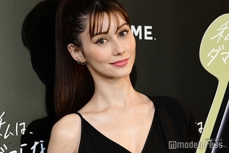 ダレノガレ明美、ショーパン×透け感タイツで魅せる美脚「圧巻のスタイル」「セクシー」