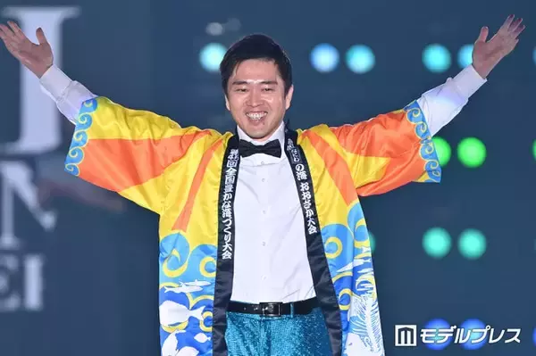 吉村大阪府知事、“顔隠し”堂々ランウェイ「究極に緊張してます」ステージで衣装チェンジも【関コレ2026S/S】