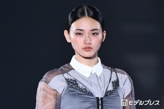 櫻坂46山崎天、シアートップスで肌見せ ワイドデニムでクールな装い「魅力的すぎる」「一瞬で目を奪われた」の声【TGC2026A/W】
