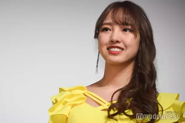 元モー娘。飯窪春菜、変形トップスで美背中開放「アートと一体化してる」「スタイルいい」の声