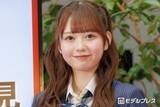 「卒業発表のAKB48大盛真歩、平成レトロカフェでミニスカ美脚披露「この可愛さはズルい」「上目遣いがたまらない」とファン悶絶」の画像1