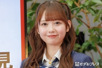 卒業発表のAKB48大盛真歩、平成レトロカフェでミニスカ美脚披露「この可愛さはズルい」「上目遣いがたまらない」とファン悶絶