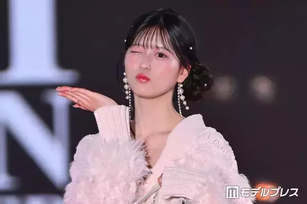 AKB48八木愛月、ウィンク＆投げキスでファン悶絶 オーバーサイズニットから美脚スラリ【関コレ2026A/W】