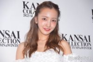 板野友美、美脚際立つ春のミニスカ×パーカーコーデ公開にファン悶絶「スタイル完璧」「コーデ真似したい」