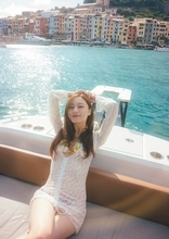 乃木坂46梅澤美波「挑戦的だった」カラフル水着姿でクルージング 2nd写真集先行カット解禁【透明な覚悟】