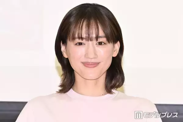 綾瀬はるか、デコルテライン際立つオフショル黒ドレス姿に絶賛の声「透明感が凄い」「息を呑む美しさ」