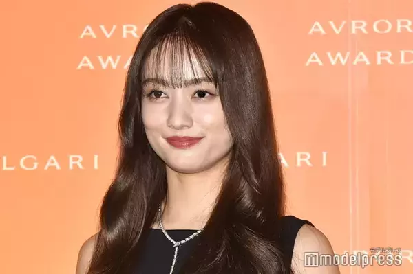 谷まりあ、デコルテ輝くキャミドレス姿 ドレスアップショットに「華やかでエレガント」「絵になる」と反響