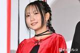 「幾田りら、ミニスカ衣装から美脚際立つ ソロツアーオフショットに「スタイルいい」「眩しいくらいの透明感」の声」の画像1