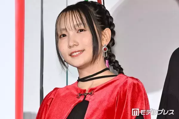 幾田りら、ミニスカ衣装から美脚際立つ ソロツアーオフショットに「スタイルいい」「眩しいくらいの透明感」の声