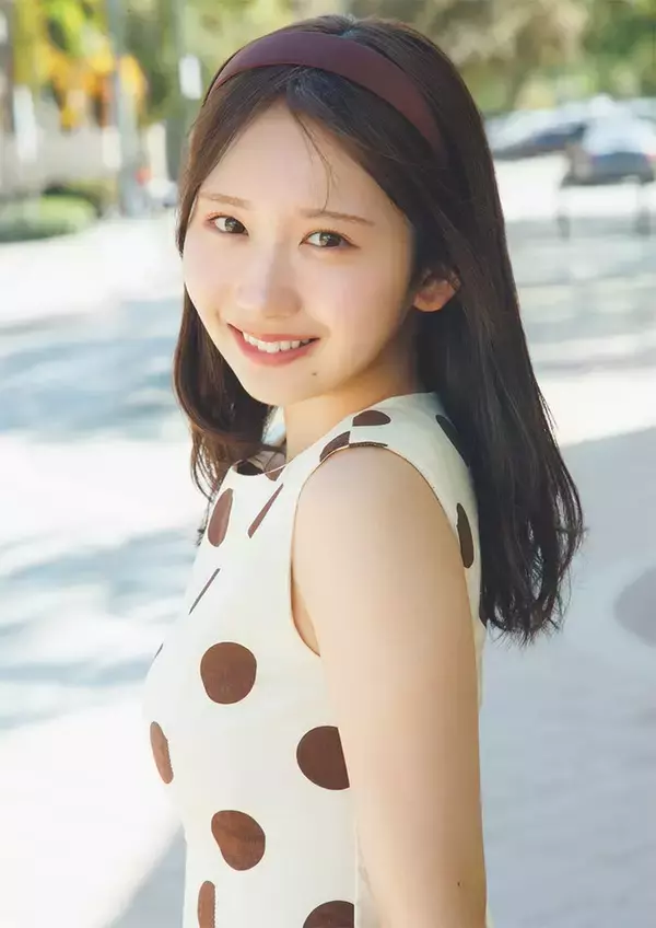 日向坂46藤嶌果歩「週プレ」表紙に登場 ワンピース姿で微笑む