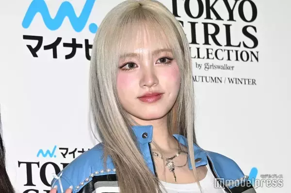 IVEリズ、キャミワンピ姿で美背中見せ「女神降臨」「背中まで美しすぎる」の声