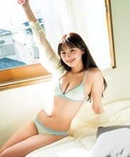 元HKT48松本日向、ベッドの上で美谷間くっきりビキニ姿 恋人風ショットにドキッ