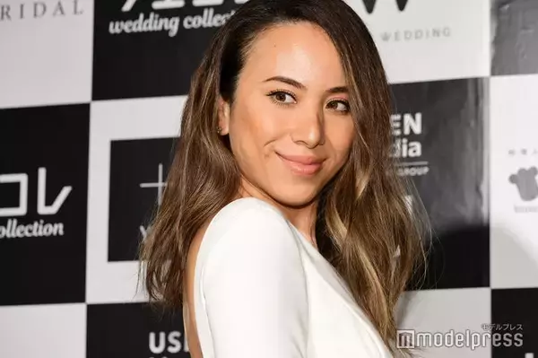 道端アンジェリカ「結婚記念日＆お誕生日」夫との密着2ショット公開「ラブラブで微笑ましい」「花束が豪華」と反響