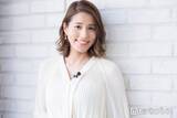 「永島優美アナ、2歳娘とお揃いコーデでディズニー満喫「大きくなりましたね」「親子で脚が長い」の声」の画像1