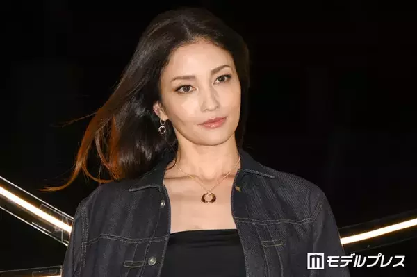 黒木メイサ、ノースリワンピコーデに絶賛の声「大人の魅力」「さすがの着こなし」