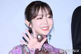 「峯岸みなみ、美脚際立つミニスカコーデで奄美大島満喫「脚が真っ直ぐで綺麗」「スタイル良くて憧れる」の声」の画像1