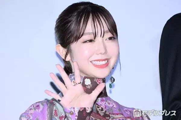 峯岸みなみ、美脚際立つミニスカコーデで奄美大島満喫「脚が真っ直ぐで綺麗」「スタイル良くて憧れる」の声