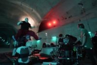 Snow Man目黒蓮、重さ8kgの“ふくよかな坂本”特殊メイク姿で軽やかアクション披露 実写「SAKAMOTO DAYS」メイキング解禁