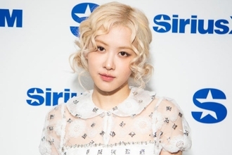 BLACKPINKロゼ、ミニスカ観戦ファッションで美スタイル披露「かっこ可愛い」「似合ってる」の声