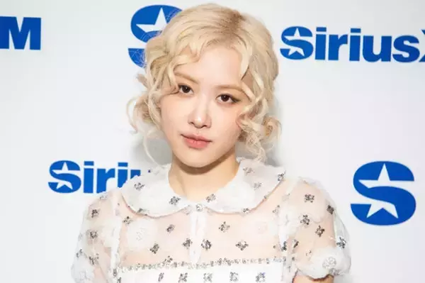 BLACKPINKロゼ、ミニスカ観戦ファッションで美スタイル披露「かっこ可愛い」「似合ってる」の声