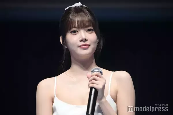 LE SSERAFIMウンチェ、雨の日のミニスカコーデが話題「引き締まった美脚」「スタイル抜群で眼福」