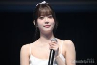 LE SSERAFIMウンチェ、雨の日のミニスカコーデが話題「引き締まった美脚」「スタイル抜群で眼福」