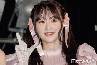 ＝LOVEメンバー、美デコルテ＆美脚際立つオフショル×ショーパンコーデに反響「透き通るような肌」「脚が真っ直ぐで綺麗すぎる」