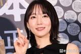 「吉岡里帆、ノースリーブで素肌輝く “どんぎつね”オフショットにファン歓喜「色っぽすぎます」「世界一美しい狐さん」」の画像1