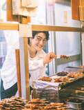 「SixTONES森本慎太郎、名物商店街でほっこり食べ歩き 焼き鳥をもぐもぐ＆私服お買い上げする姿も」の画像1