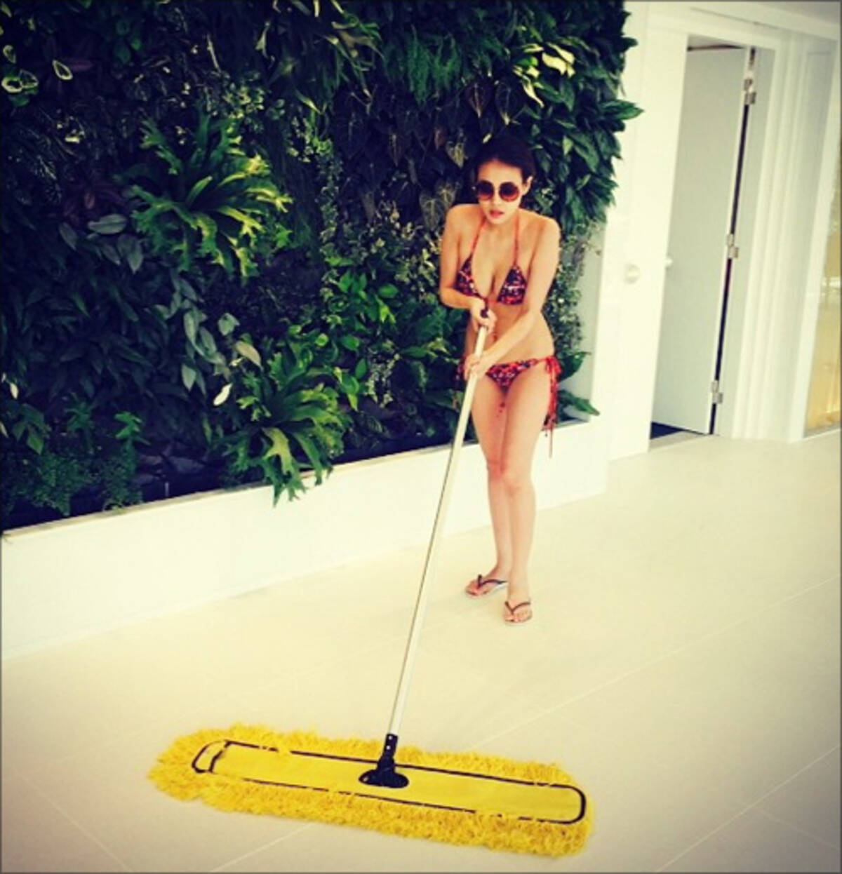 あびる優 産後とは思えないビキニ姿を公開 セクシーママタレ枠狙いか 15年8月6日 エキサイトニュース