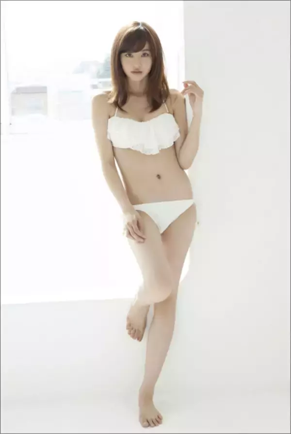 9頭身モデル・朝比奈彩、女子高生時代の"カラダのラインが浮かび上がった"サンタコスがセクシーだと話題に!!